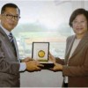 Ketua STIKKU, Asep Sufyan Ramadhy memberikan cinderamata kepada perwakilan Rangsit University Thailand seusai teken MoU.
